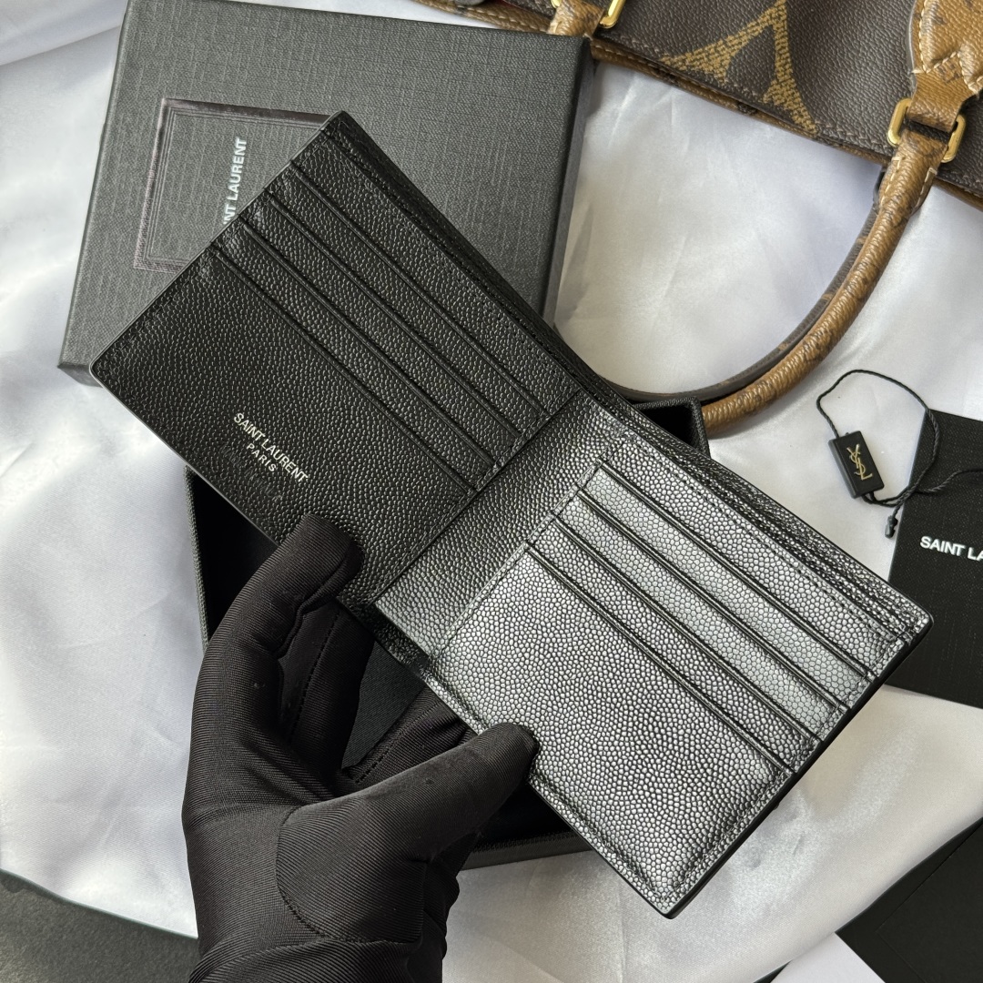 💰240💰 ysl 男士钱包 内里可放卡片 大钞 
MONOGRAM对折钱包
饰以金属YSL字母标志。内部：两个纸币隔层、八个卡片槽和两个票据隔层
型号：453276 
尺寸：11*9.5*2.5cm