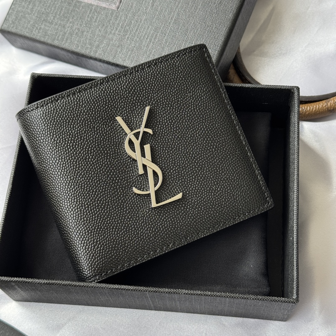 💰240💰 ysl 男士钱包 内里可放卡片 大钞 
MONOGRAM对折钱包
饰以金属YSL字母标志。内部：两个纸币隔层、八个卡片槽和两个票据隔层
型号：453276 
尺寸：11*9.5*2.5cm