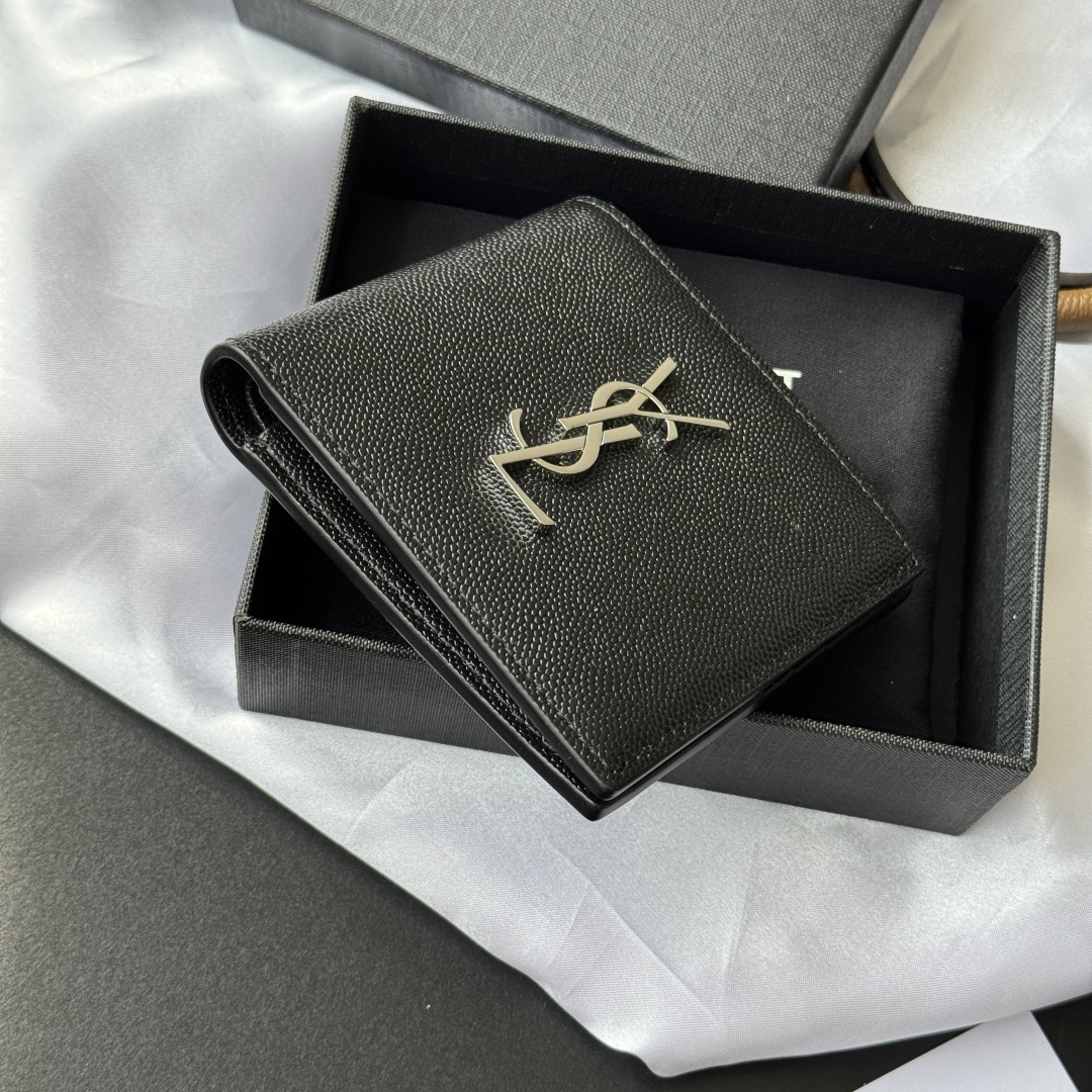 💰240💰 ysl 男士钱包 内里可放卡片 大钞 
MONOGRAM对折钱包
饰以金属YSL字母标志。内部：两个纸币隔层、八个卡片槽和两个票据隔层
型号：453276 
尺寸：11*9.5*2.5cm