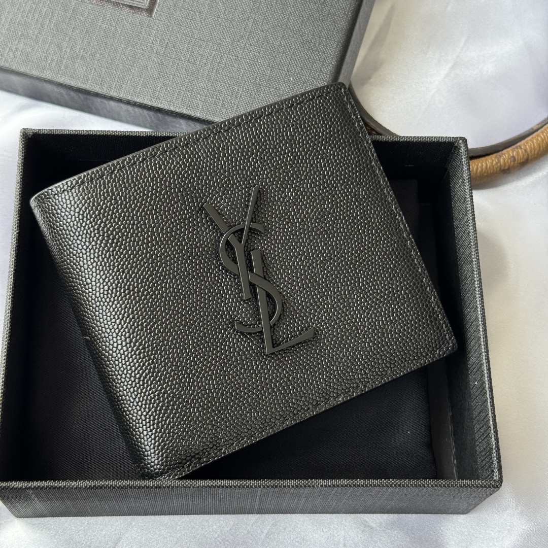 💰240💰 ysl 男士钱包 内里可放卡片 大钞 
MONOGRAM对折钱包
饰以金属YSL字母标志。内部：两个纸币隔层、八个卡片槽和两个票据隔层
型号：453276 
尺寸：11*9.5*2.5cm