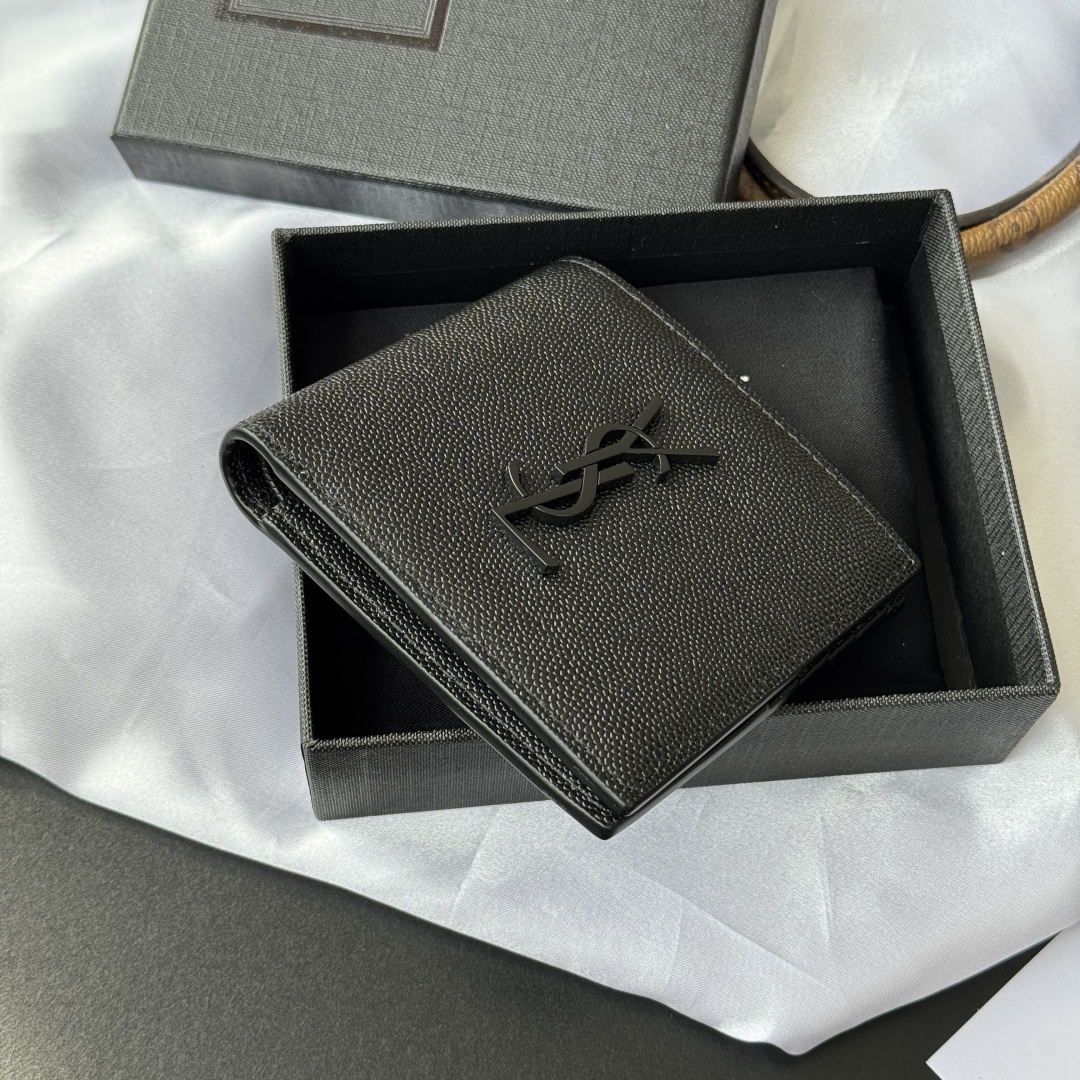 💰240💰 ysl 男士钱包 内里可放卡片 大钞 
MONOGRAM对折钱包
饰以金属YSL字母标志。内部：两个纸币隔层、八个卡片槽和两个票据隔层
型号：453276 
尺寸：11*9.5*2.5cm