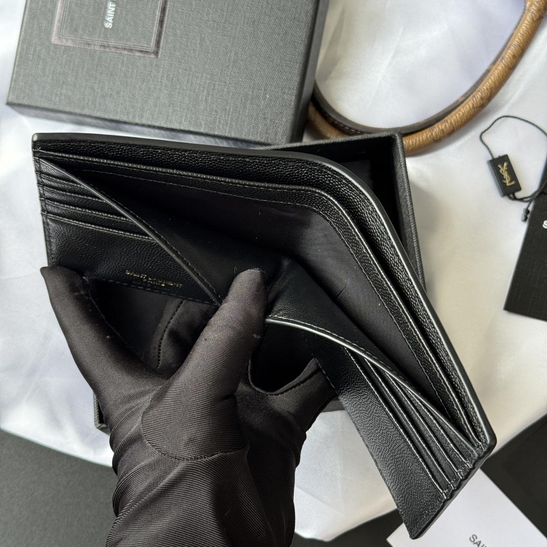 💰240💰 ysl 男士钱包 内里可放卡片 大钞 
MONOGRAM对折钱包
饰以金属YSL字母标志。内部：两个纸币隔层、八个卡片槽和两个票据隔层
型号：453276 
尺寸：11*9.5*2.5cm