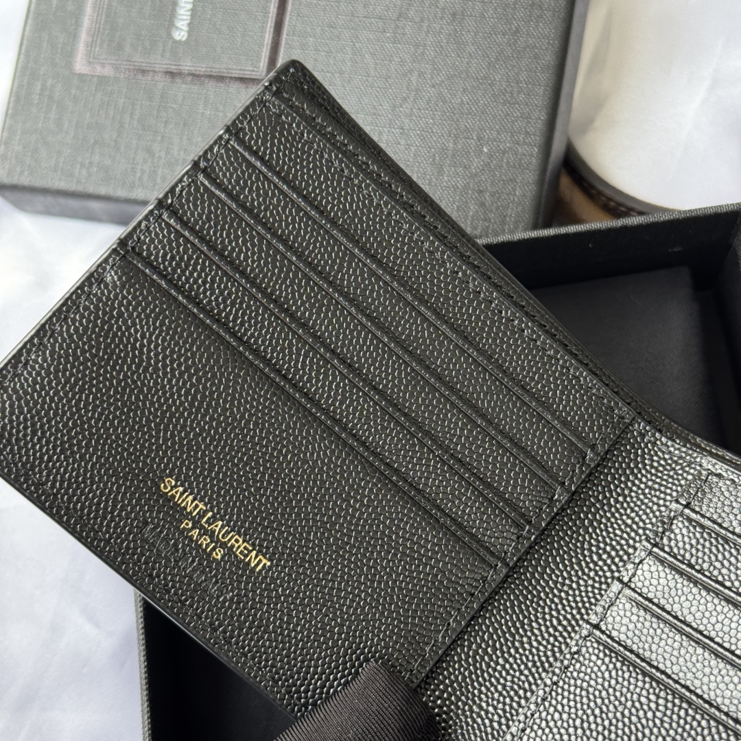 💰240💰 ysl 男士钱包 内里可放卡片 大钞 
MONOGRAM对折钱包
饰以金属YSL字母标志。内部：两个纸币隔层、八个卡片槽和两个票据隔层
型号：453276 
尺寸：11*9.5*2.5cm