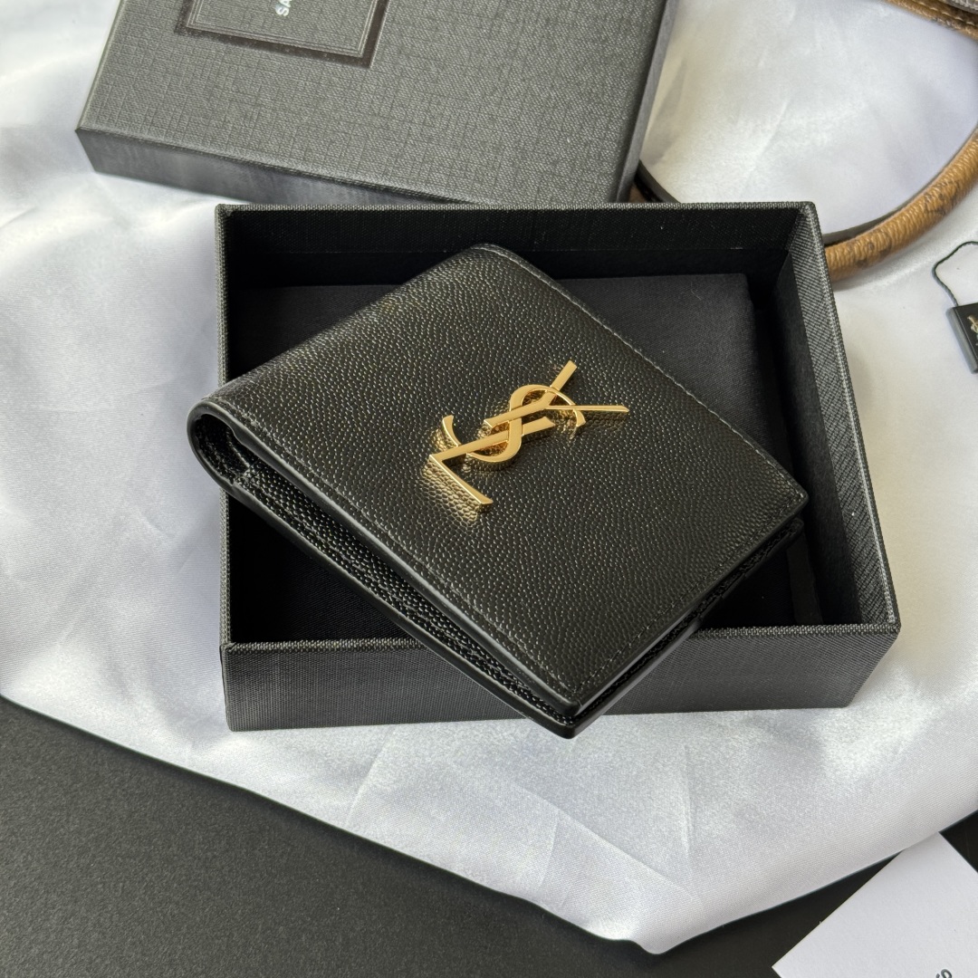💰240💰 ysl 男士钱包 内里可放卡片 大钞 
MONOGRAM对折钱包
饰以金属YSL字母标志。内部：两个纸币隔层、八个卡片槽和两个票据隔层
型号：453276 
尺寸：11*9.5*2.5cm