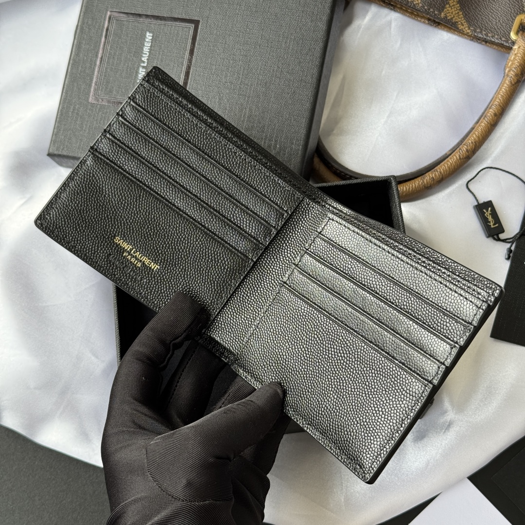 💰240💰 ysl 男士钱包 内里可放卡片 大钞 
MONOGRAM对折钱包
饰以金属YSL字母标志。内部：两个纸币隔层、八个卡片槽和两个票据隔层
型号：453276 
尺寸：11*9.5*2.5cm