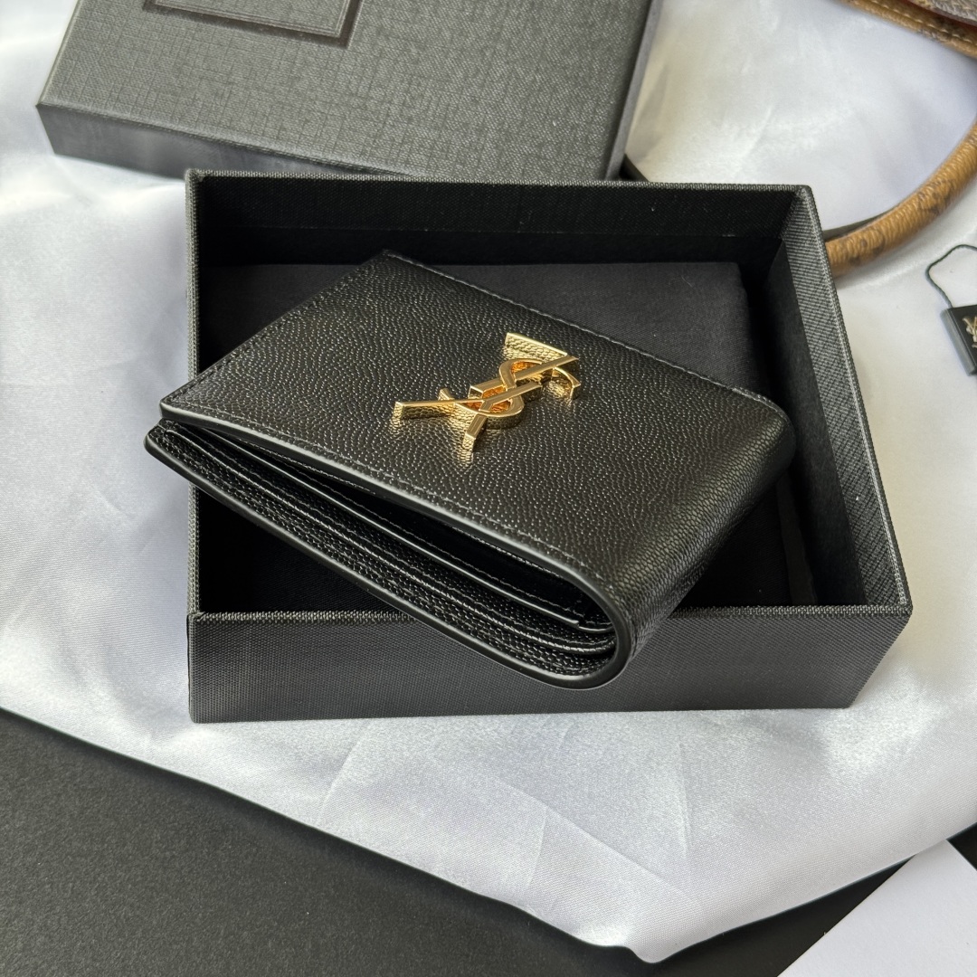 💰240💰 ysl 男士钱包 内里可放卡片 大钞 
MONOGRAM对折钱包
饰以金属YSL字母标志。内部：两个纸币隔层、八个卡片槽和两个票据隔层
型号：453276 
尺寸：11*9.5*2.5cm