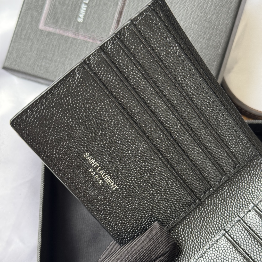 💰240💰 ysl 男士钱包 内里可放卡片 大钞 
MONOGRAM对折钱包
饰以金属YSL字母标志。内部：两个纸币隔层、八个卡片槽和两个票据隔层
型号：453276 
尺寸：11*9.5*2.5cm