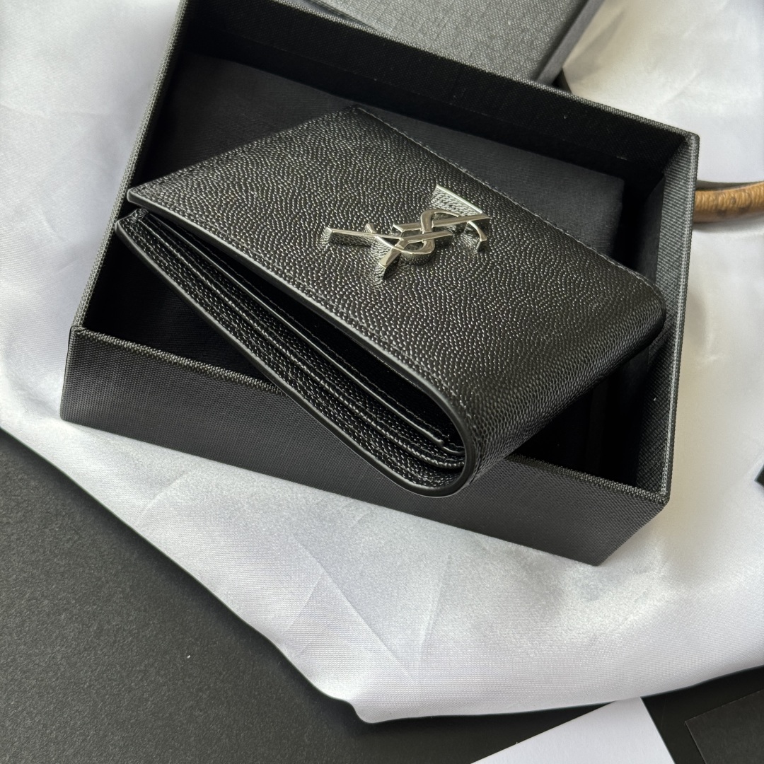 💰240💰 ysl 男士钱包 内里可放卡片 大钞 
MONOGRAM对折钱包
饰以金属YSL字母标志。内部：两个纸币隔层、八个卡片槽和两个票据隔层
型号：453276 
尺寸：11*9.5*2.5cm
