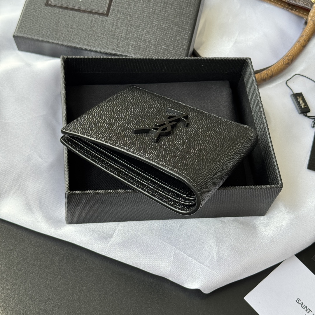 💰240💰 ysl 男士钱包 内里可放卡片 大钞 
MONOGRAM对折钱包
饰以金属YSL字母标志。内部：两个纸币隔层、八个卡片槽和两个票据隔层
型号：453276 
尺寸：11*9.5*2.5cm