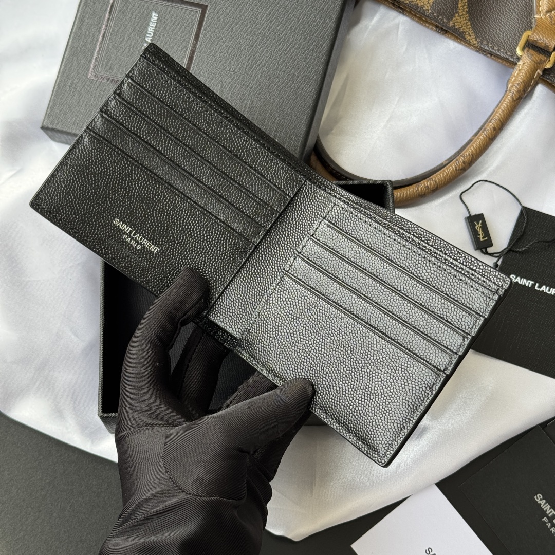 💰240💰 ysl 男士钱包 内里可放卡片 大钞 
MONOGRAM对折钱包
饰以金属YSL字母标志。内部：两个纸币隔层、八个卡片槽和两个票据隔层
型号：453276 
尺寸：11*9.5*2.5cm