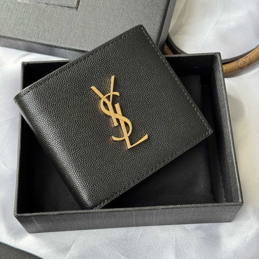 💰240💰 ysl 男士钱包 内里可放卡片 大钞 
MONOGRAM对折钱包
饰以金属YSL字母标志。内部：两个纸币隔层、八个卡片槽和两个票据隔层
型号：453276 
尺寸：11*9.5*2.5cm