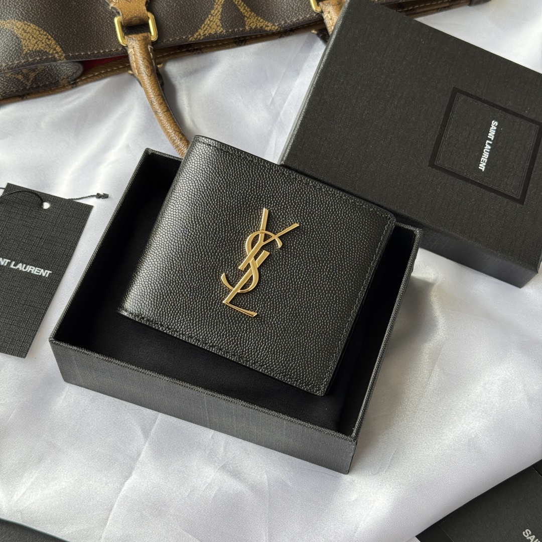 💰240💰 ysl 男士钱包 内里可放卡片 大钞 
MONOGRAM对折钱包
饰以金属YSL字母标志。内部：两个纸币隔层、八个卡片槽和两个票据隔层
型号：453276 
尺寸：11*9.5*2.5cm