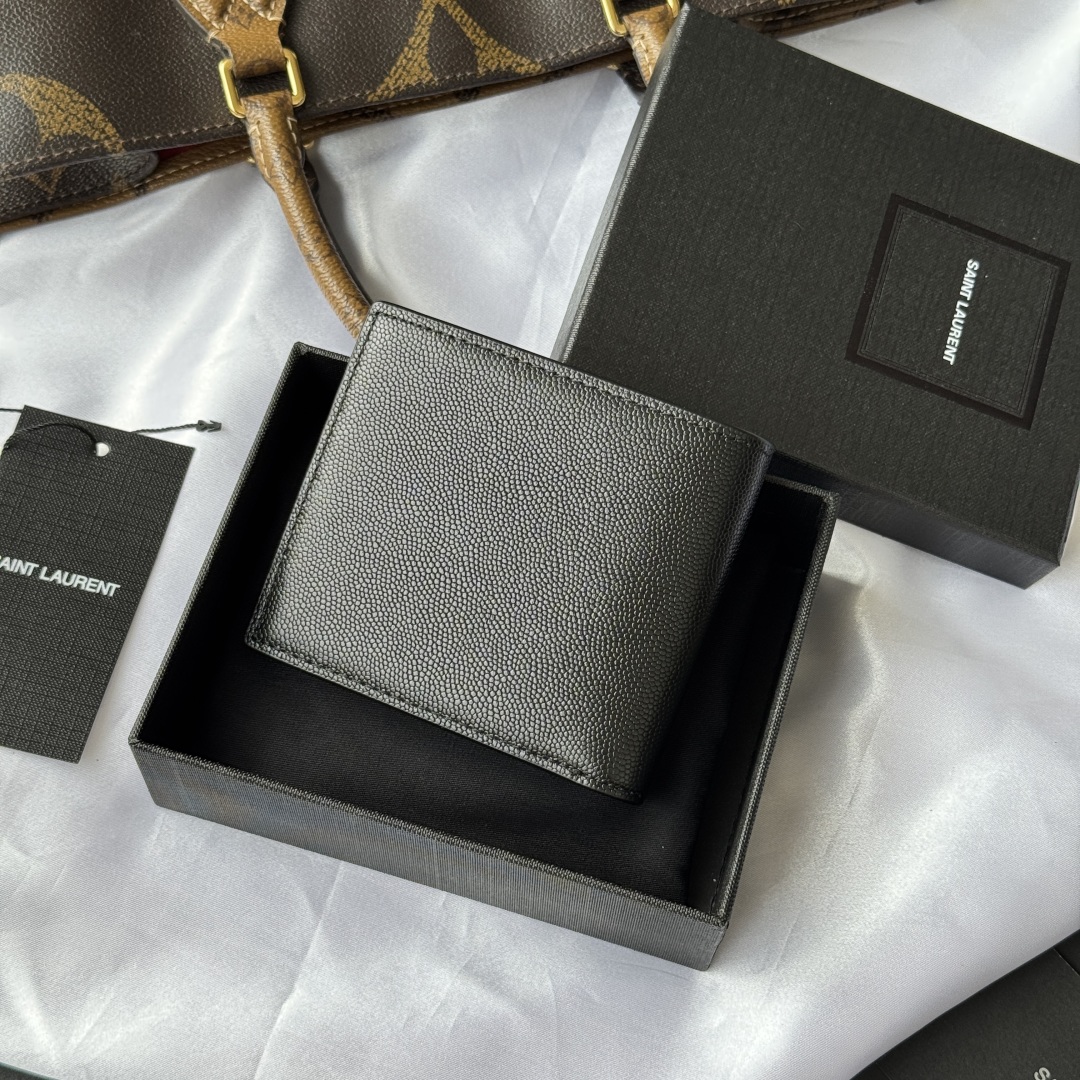 💰240💰 ysl 男士钱包 内里可放卡片 大钞 
MONOGRAM对折钱包
饰以金属YSL字母标志。内部：两个纸币隔层、八个卡片槽和两个票据隔层
型号：453276 
尺寸：11*9.5*2.5cm