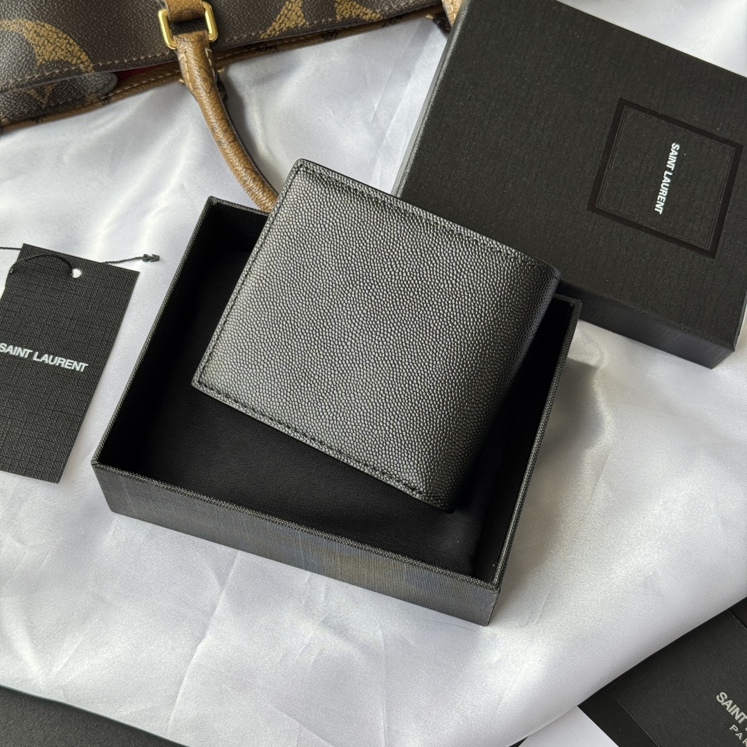 💰240💰 ysl 男士钱包 内里可放卡片 大钞 
MONOGRAM对折钱包
饰以金属YSL字母标志。内部：两个纸币隔层、八个卡片槽和两个票据隔层
型号：453276 
尺寸：11*9.5*2.5cm
