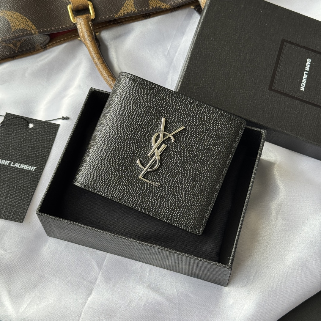 💰240💰 ysl 男士钱包 内里可放卡片 大钞 
MONOGRAM对折钱包
饰以金属YSL字母标志。内部：两个纸币隔层、八个卡片槽和两个票据隔层
型号：453276 
尺寸：11*9.5*2.5cm