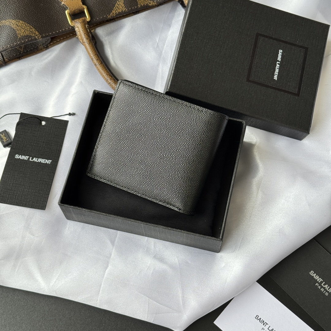 💰240💰 ysl 男士钱包 内里可放卡片 大钞 
MONOGRAM对折钱包
饰以金属YSL字母标志。内部：两个纸币隔层、八个卡片槽和两个票据隔层
型号：453276 
尺寸：11*9.5*2.5cm