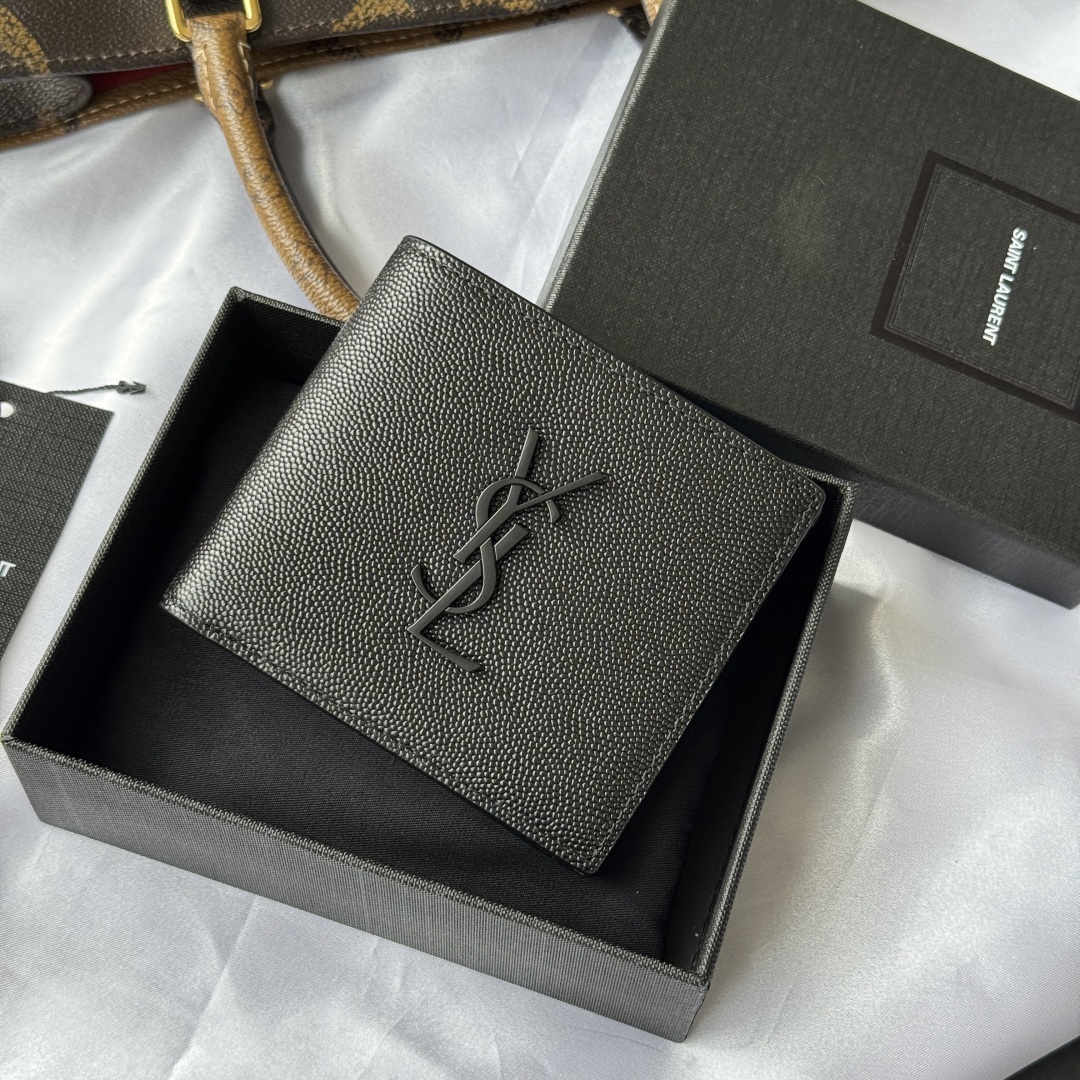 💰240💰 ysl 男士钱包 内里可放卡片 大钞 
MONOGRAM对折钱包
饰以金属YSL字母标志。内部：两个纸币隔层、八个卡片槽和两个票据隔层
型号：453276 
尺寸：11*9.5*2.5cm
