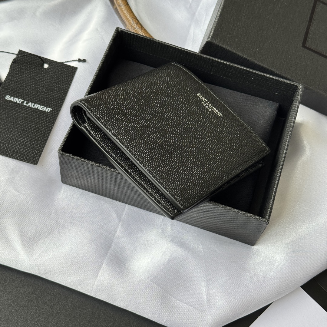 💰240💰 男士钱包 ysl 
MONOGRAM对折钱包，饰以金属YSL字母标志。
内部：两个纸币隔层、八个卡片槽和两个票据隔层
型号：534638鱼子酱黑色银
尺寸：11*9.5*2.5cm