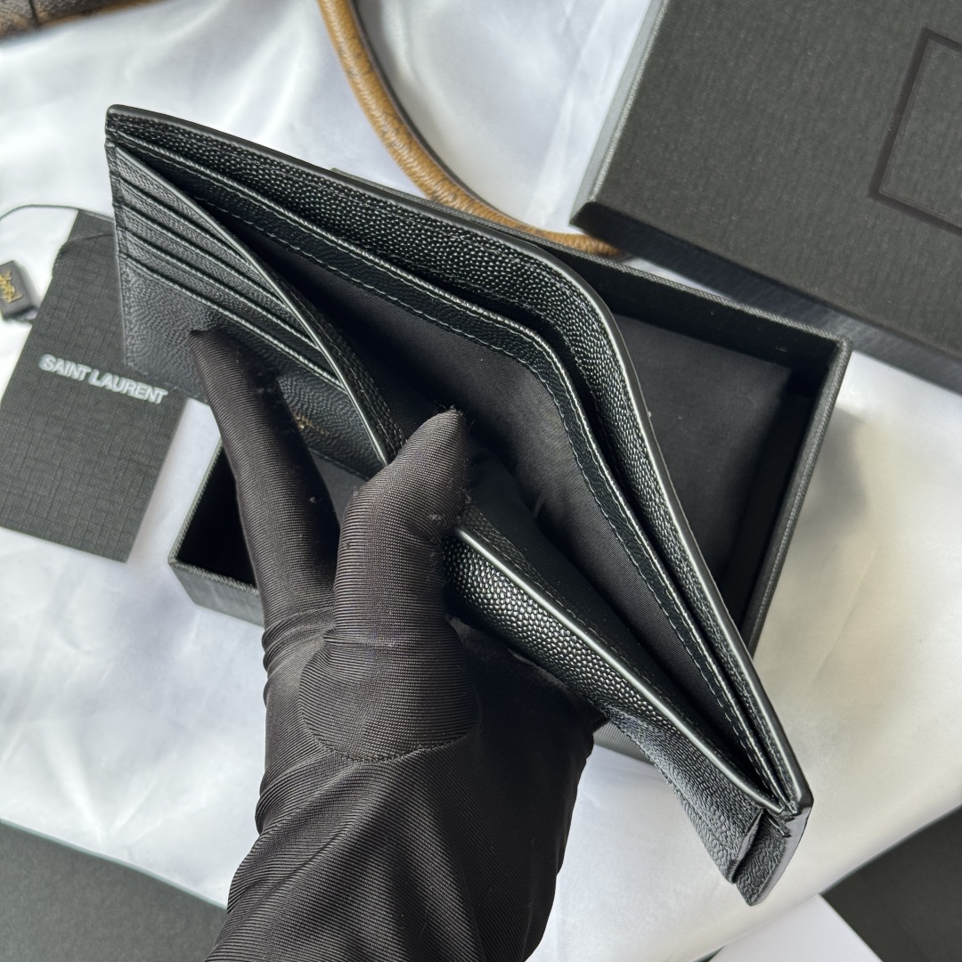 💰250💰ysl 男生钱包 里面可以装硬币 有零钱袋
MONOGRAM对折钱包
饰以金属YSL字母标志。内部：两个纸币隔层、八个卡片槽和两个票据隔层
型号：463249 颜色如图
尺寸：11*9.5*2.5cm