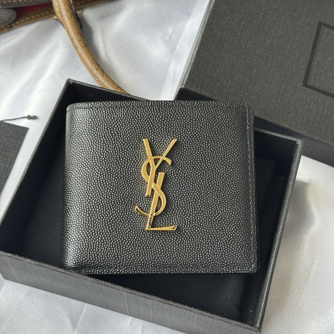 💰250💰ysl 男生钱包 里面可以装硬币 有零钱袋
MONOGRAM对折钱包
饰以金属YSL字母标志。内部：两个纸币隔层、八个卡片槽和两个票据隔层
型号：463249 颜色如图
尺寸：11*9.5*2.5cm