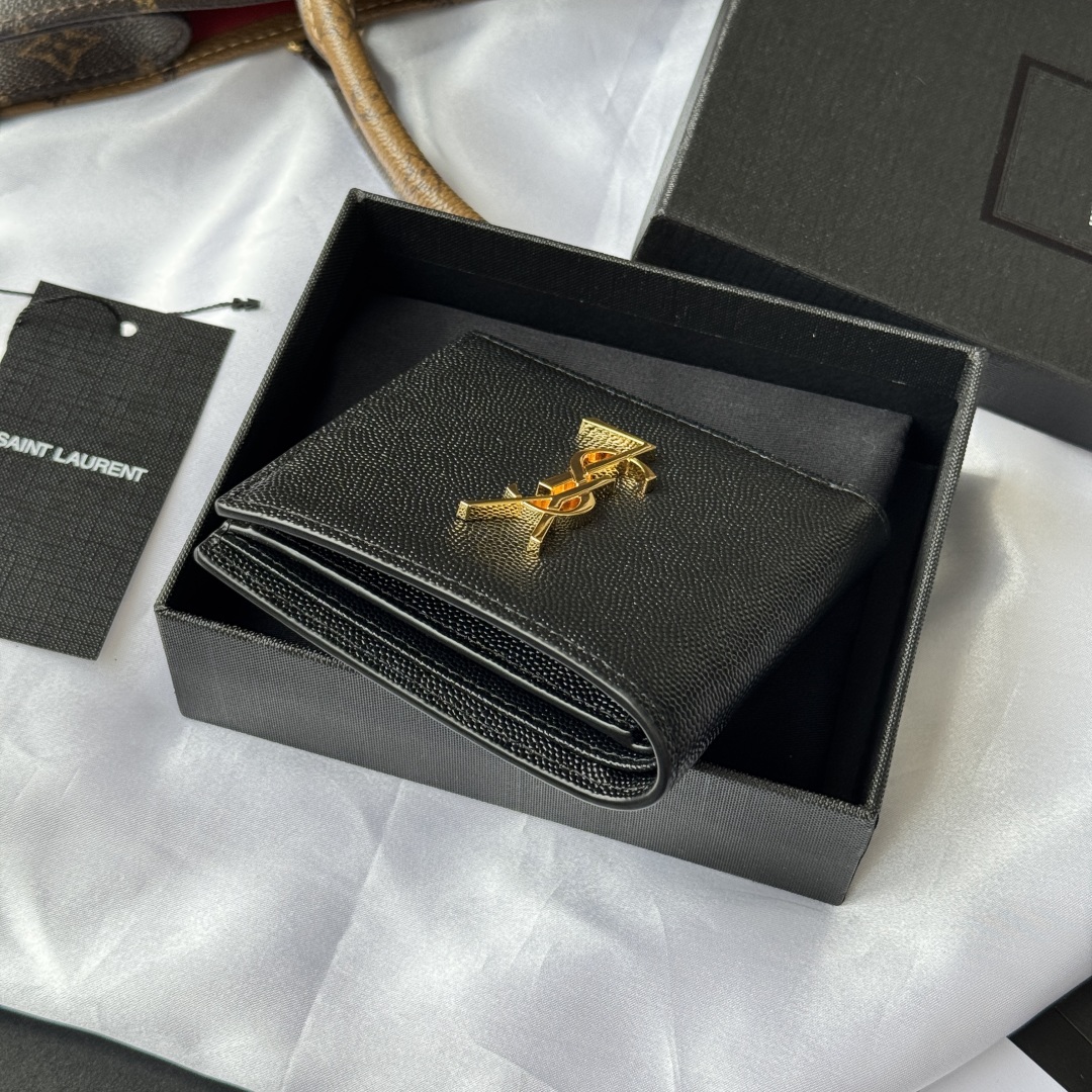 💰250💰ysl 男生钱包 里面可以装硬币 有零钱袋
MONOGRAM对折钱包
饰以金属YSL字母标志。内部：两个纸币隔层、八个卡片槽和两个票据隔层
型号：463249 颜色如图
尺寸：11*9.5*2.5cm
