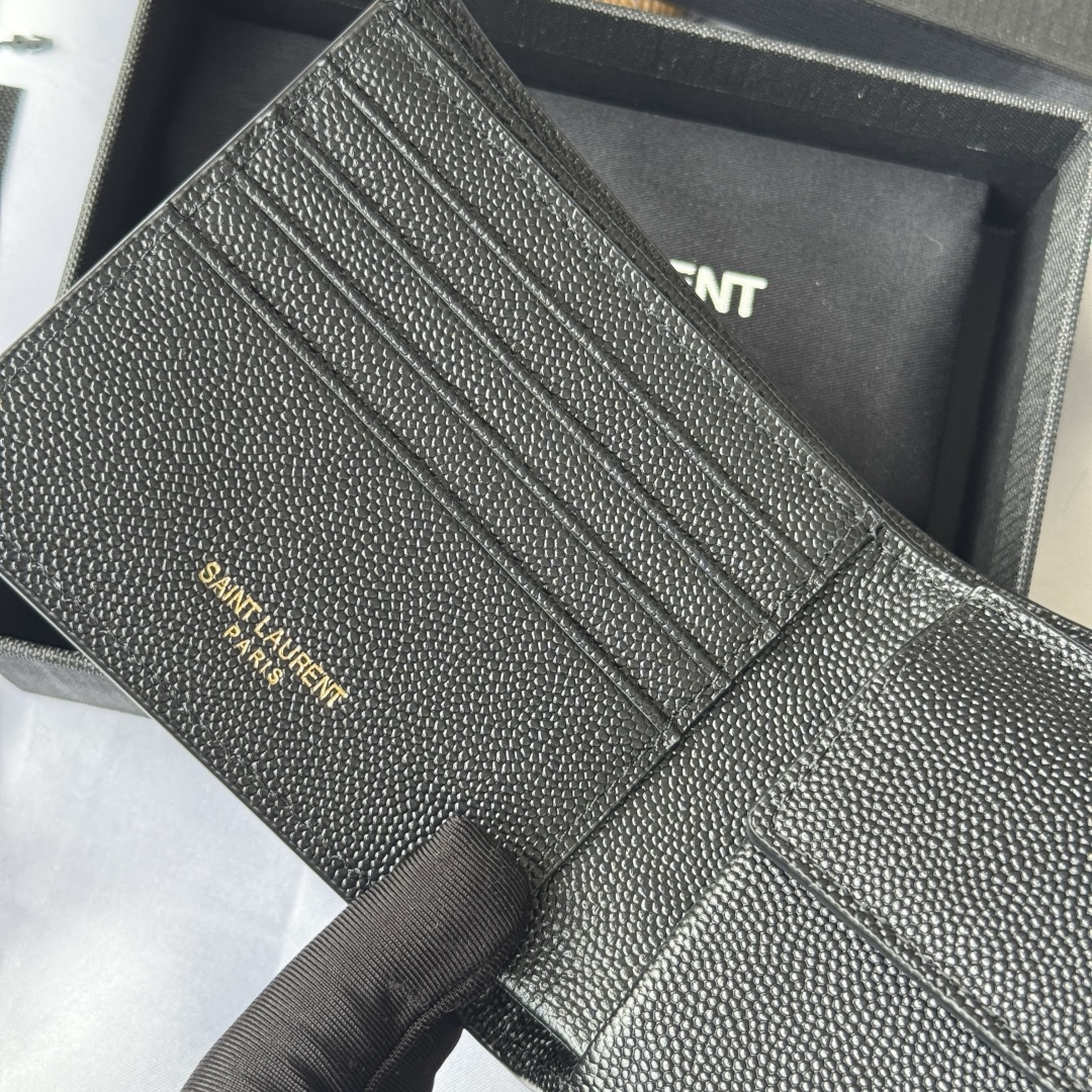 💰250💰ysl 男生钱包 里面可以装硬币 有零钱袋
MONOGRAM对折钱包
饰以金属YSL字母标志。内部：两个纸币隔层、八个卡片槽和两个票据隔层
型号：463249 颜色如图
尺寸：11*9.5*2.5cm