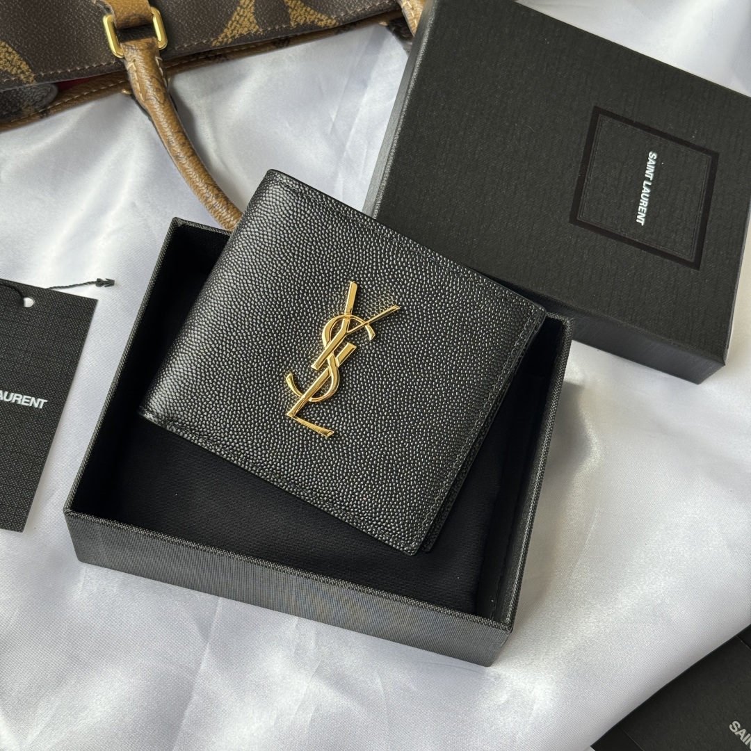 💰250💰ysl 男生钱包 里面可以装硬币 有零钱袋
MONOGRAM对折钱包
饰以金属YSL字母标志。内部：两个纸币隔层、八个卡片槽和两个票据隔层
型号：463249 颜色如图
尺寸：11*9.5*2.5cm