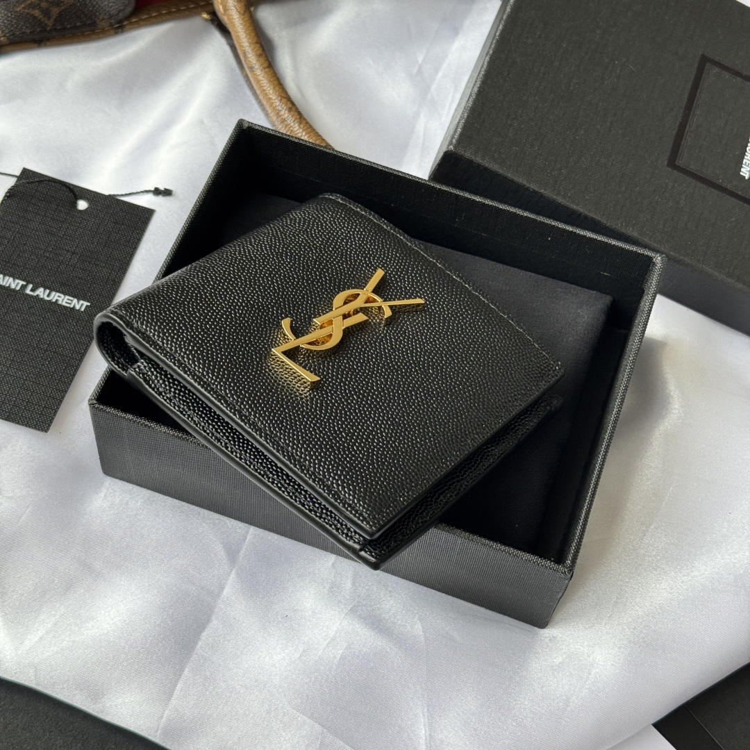 💰250💰ysl 男生钱包 里面可以装硬币 有零钱袋
MONOGRAM对折钱包
饰以金属YSL字母标志。内部：两个纸币隔层、八个卡片槽和两个票据隔层
型号：463249 颜色如图
尺寸：11*9.5*2.5cm