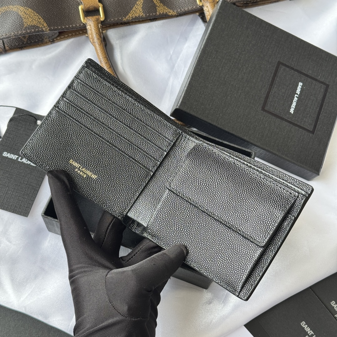 💰250💰ysl 男生钱包 里面可以装硬币 有零钱袋
MONOGRAM对折钱包
饰以金属YSL字母标志。内部：两个纸币隔层、八个卡片槽和两个票据隔层
型号：463249 颜色如图
尺寸：11*9.5*2.5cm