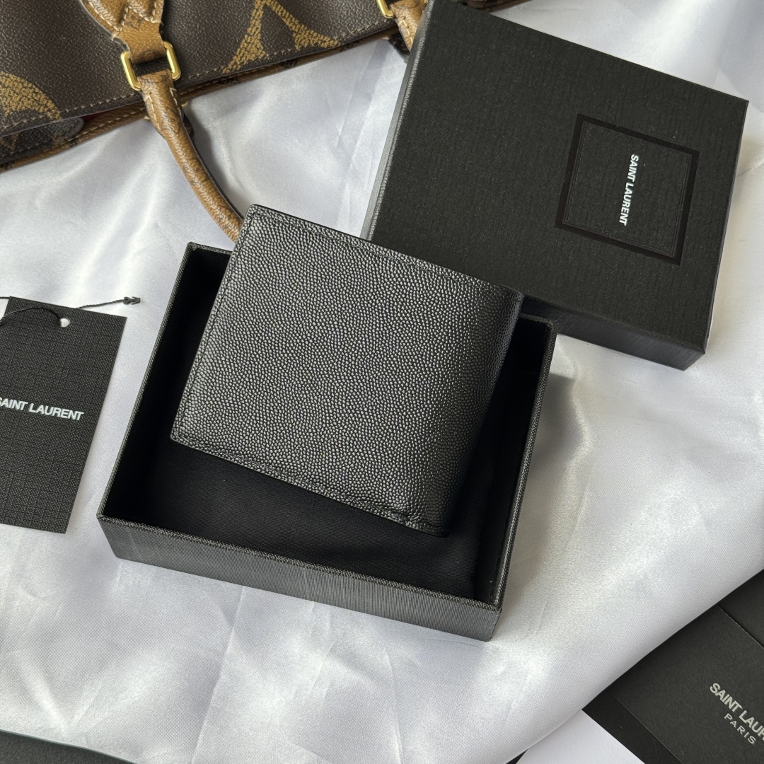 💰250💰ysl 男生钱包 里面可以装硬币 有零钱袋
MONOGRAM对折钱包
饰以金属YSL字母标志。内部：两个纸币隔层、八个卡片槽和两个票据隔层
型号：463249 颜色如图
尺寸：11*9.5*2.5cm