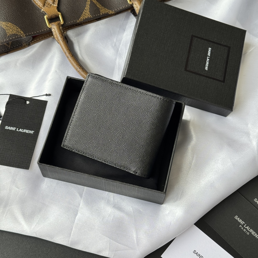 💰250💰ysl 男生钱包 里面可以装硬币 有零钱袋
MONOGRAM对折钱包
饰以金属YSL字母标志。内部：两个纸币隔层、八个卡片槽和两个票据隔层
型号：463249 颜色如图
尺寸：11*9.5*2.5cm