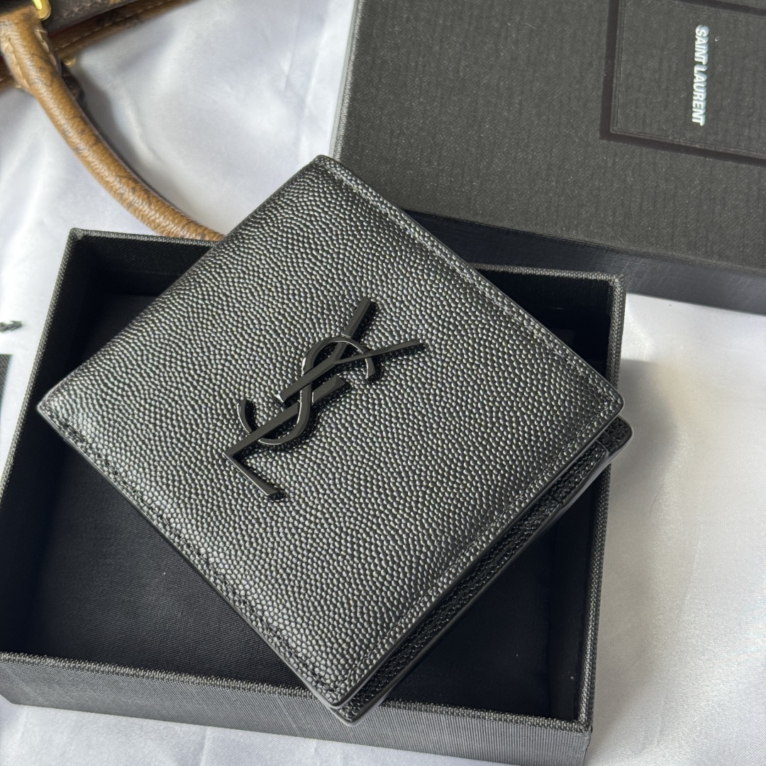 💰250💰ysl 男生钱包 里面可以装硬币 有零钱袋
MONOGRAM对折钱包
饰以金属YSL字母标志。内部：两个纸币隔层、八个卡片槽和两个票据隔层
型号：463249 颜色如图
尺寸：11*9.5*2.5cm