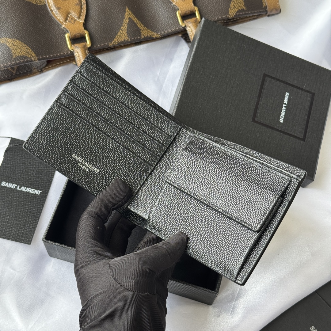 💰250💰ysl 男生钱包 里面可以装硬币 有零钱袋
MONOGRAM对折钱包
饰以金属YSL字母标志。内部：两个纸币隔层、八个卡片槽和两个票据隔层
型号：463249 颜色如图
尺寸：11*9.5*2.5cm