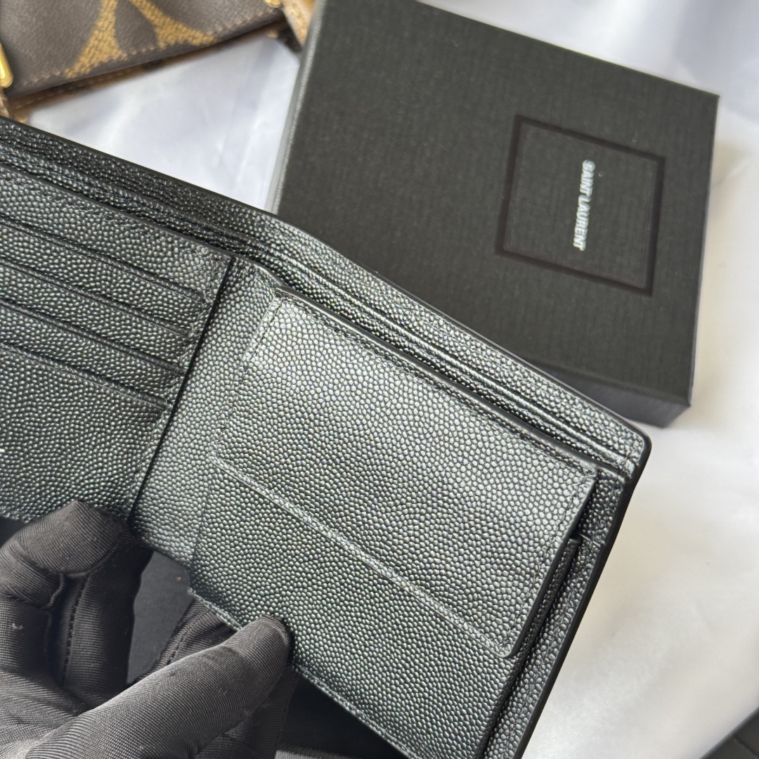 💰250💰ysl 男生钱包 里面可以装硬币 有零钱袋
MONOGRAM对折钱包
饰以金属YSL字母标志。内部：两个纸币隔层、八个卡片槽和两个票据隔层
型号：463249 颜色如图
尺寸：11*9.5*2.5cm
