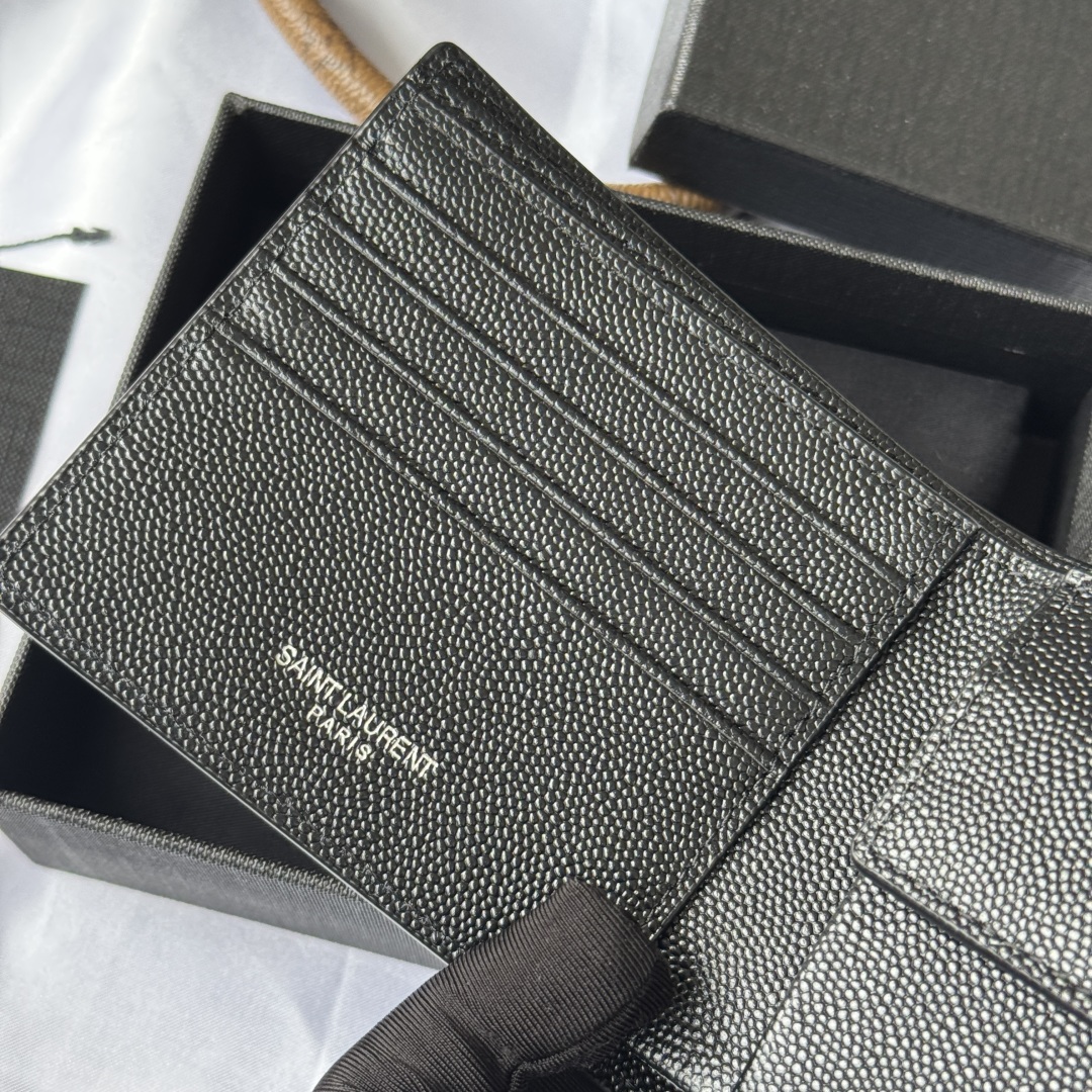 💰250💰ysl 男生钱包 里面可以装硬币 有零钱袋
MONOGRAM对折钱包
饰以金属YSL字母标志。内部：两个纸币隔层、八个卡片槽和两个票据隔层
型号：463249 颜色如图
尺寸：11*9.5*2.5cm