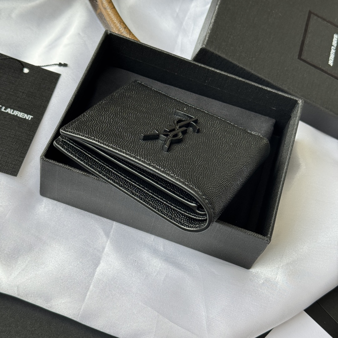 💰250💰ysl 男生钱包 里面可以装硬币 有零钱袋
MONOGRAM对折钱包
饰以金属YSL字母标志。内部：两个纸币隔层、八个卡片槽和两个票据隔层
型号：463249 颜色如图
尺寸：11*9.5*2.5cm