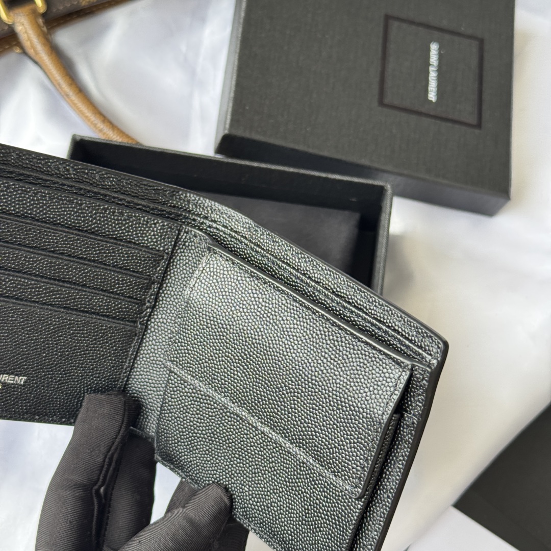 💰250💰ysl 男生钱包 里面可以装硬币 有零钱袋
MONOGRAM对折钱包
饰以金属YSL字母标志。内部：两个纸币隔层、八个卡片槽和两个票据隔层
型号：463249 颜色如图
尺寸：11*9.5*2.5cm
