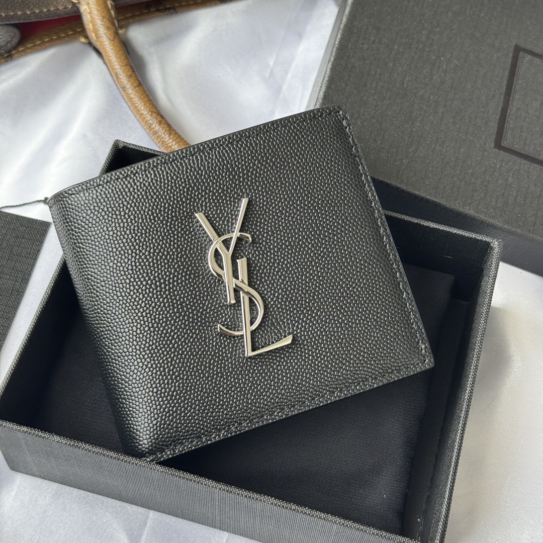 💰250💰ysl 男生钱包 里面可以装硬币 有零钱袋
MONOGRAM对折钱包
饰以金属YSL字母标志。内部：两个纸币隔层、八个卡片槽和两个票据隔层
型号：463249 颜色如图
尺寸：11*9.5*2.5cm