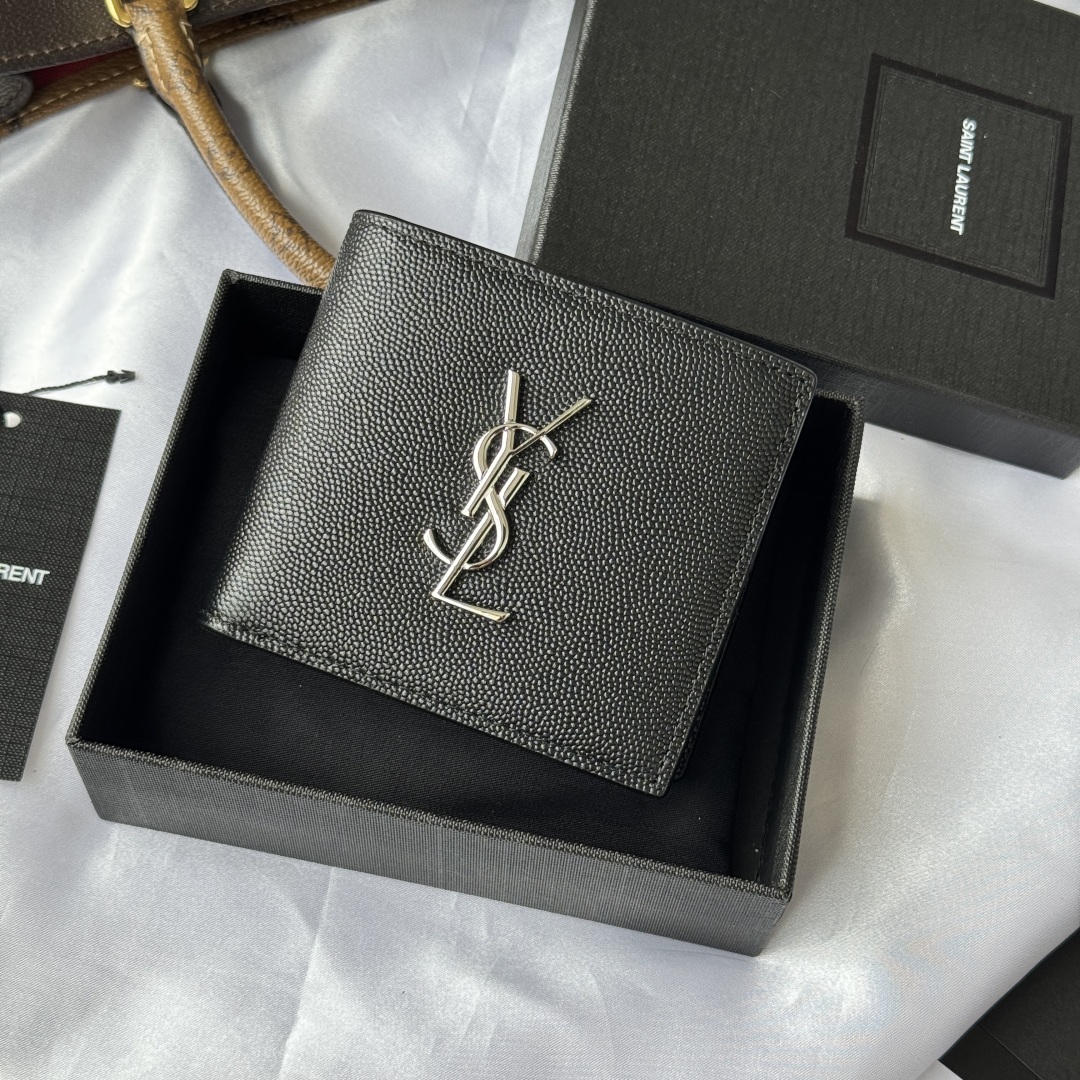💰250💰ysl 男生钱包 里面可以装硬币 有零钱袋
MONOGRAM对折钱包
饰以金属YSL字母标志。内部：两个纸币隔层、八个卡片槽和两个票据隔层
型号：463249 颜色如图
尺寸：11*9.5*2.5cm