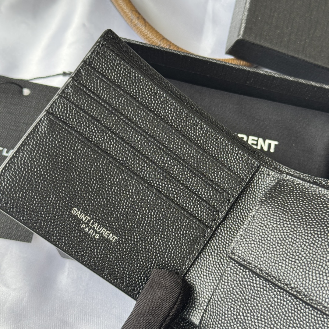 💰250💰ysl 男生钱包 里面可以装硬币 有零钱袋
MONOGRAM对折钱包
饰以金属YSL字母标志。内部：两个纸币隔层、八个卡片槽和两个票据隔层
型号：463249 颜色如图
尺寸：11*9.5*2.5cm