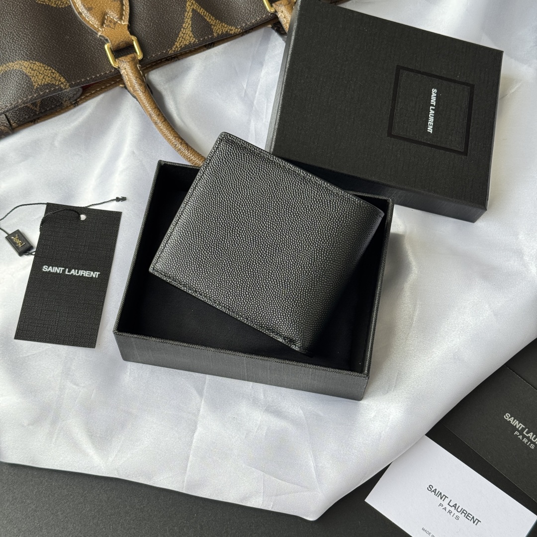 💰250💰ysl 男生钱包 里面可以装硬币 有零钱袋
MONOGRAM对折钱包
饰以金属YSL字母标志。内部：两个纸币隔层、八个卡片槽和两个票据隔层
型号：463249 颜色如图
尺寸：11*9.5*2.5cm
