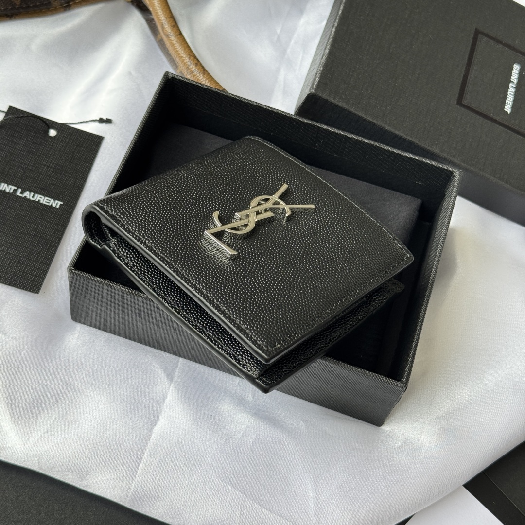 💰250💰ysl 男生钱包 里面可以装硬币 有零钱袋
MONOGRAM对折钱包
饰以金属YSL字母标志。内部：两个纸币隔层、八个卡片槽和两个票据隔层
型号：463249 颜色如图
尺寸：11*9.5*2.5cm