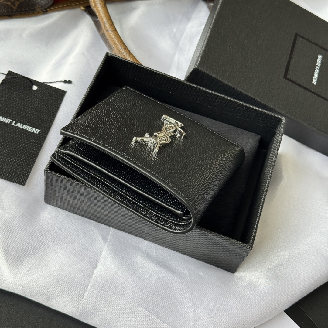 💰250💰ysl 男生钱包 里面可以装硬币 有零钱袋
MONOGRAM对折钱包
饰以金属YSL字母标志。内部：两个纸币隔层、八个卡片槽和两个票据隔层
型号：463249 颜色如图
尺寸：11*9.5*2.5cm