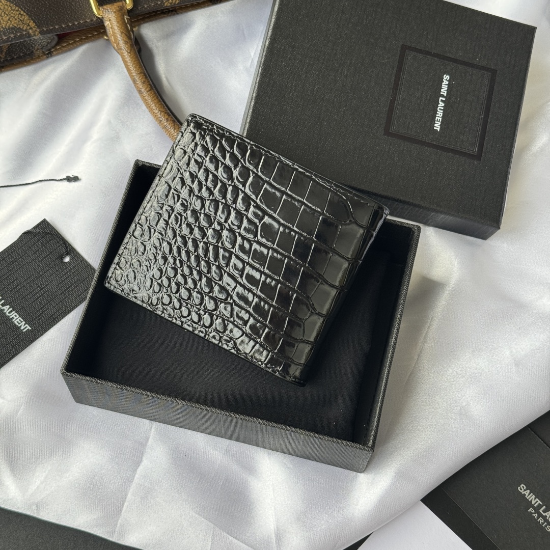 💰250💰 ysl 男士钱包 黑色鳄鱼纹
内里可放卡片 大钞  牛皮制作
MONOGRAM对折钱包，饰以金属YSL字母标志。内部：两个纸币隔层、八个卡片槽和两个票据隔层
型号：607727
尺寸：11*9.5*2.5cm
