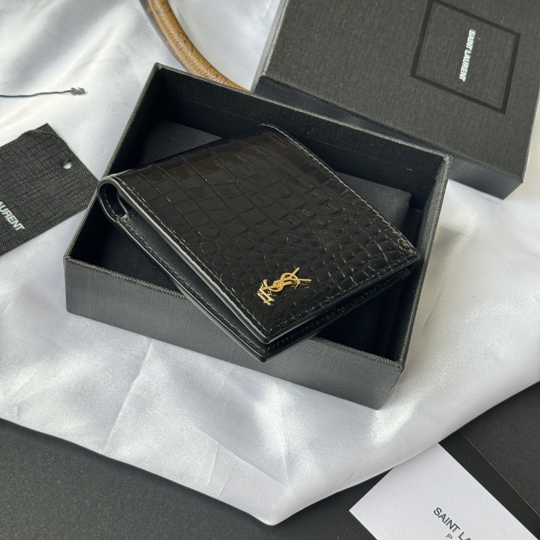 💰250💰 ysl 男士钱包 黑色鳄鱼纹
内里可放卡片 大钞  牛皮制作
MONOGRAM对折钱包，饰以金属YSL字母标志。内部：两个纸币隔层、八个卡片槽和两个票据隔层
型号：607727
尺寸：11*9.5*2.5cm