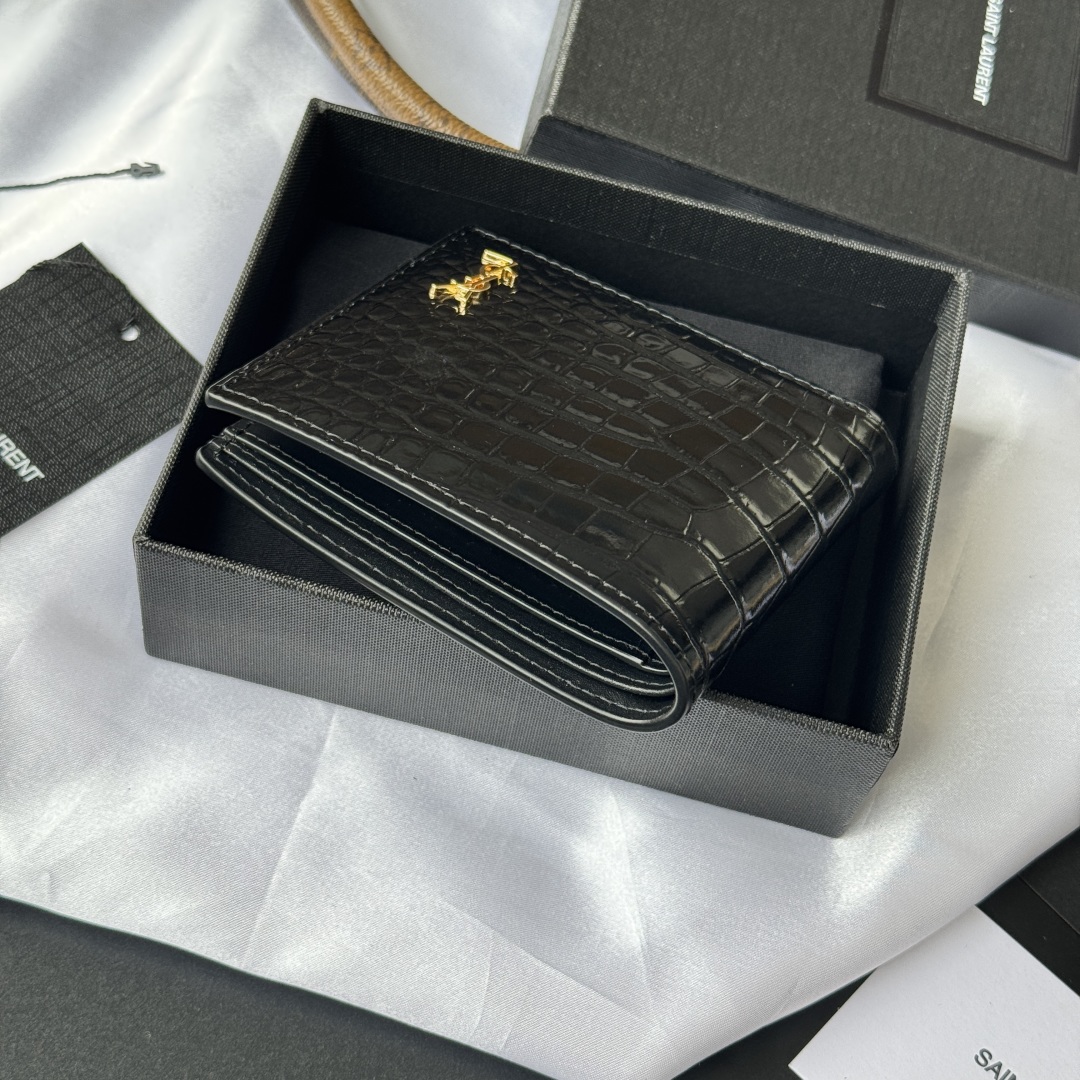 💰250💰 ysl 男士钱包 黑色鳄鱼纹
内里可放卡片 大钞  牛皮制作
MONOGRAM对折钱包，饰以金属YSL字母标志。内部：两个纸币隔层、八个卡片槽和两个票据隔层
型号：607727
尺寸：11*9.5*2.5cm