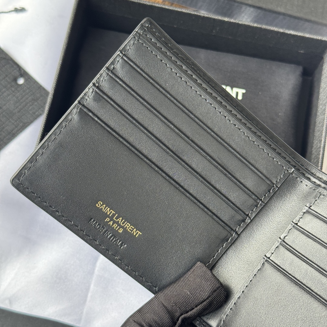 💰250💰 ysl 男士钱包 黑色鳄鱼纹
内里可放卡片 大钞  牛皮制作
MONOGRAM对折钱包，饰以金属YSL字母标志。内部：两个纸币隔层、八个卡片槽和两个票据隔层
型号：607727
尺寸：11*9.5*2.5cm