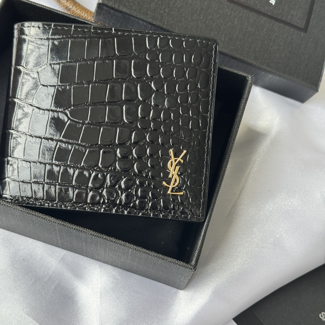 💰250💰 ysl 男士钱包 黑色鳄鱼纹
内里可放卡片 大钞  牛皮制作
MONOGRAM对折钱包，饰以金属YSL字母标志。内部：两个纸币隔层、八个卡片槽和两个票据隔层
型号：607727
尺寸：11*9.5*2.5cm