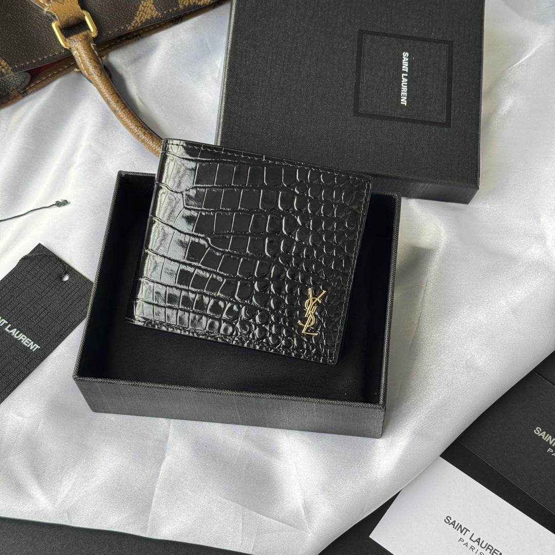 💰250💰 ysl 男士钱包 黑色鳄鱼纹
内里可放卡片 大钞  牛皮制作
MONOGRAM对折钱包，饰以金属YSL字母标志。内部：两个纸币隔层、八个卡片槽和两个票据隔层
型号：607727
尺寸：11*9.5*2.5cm