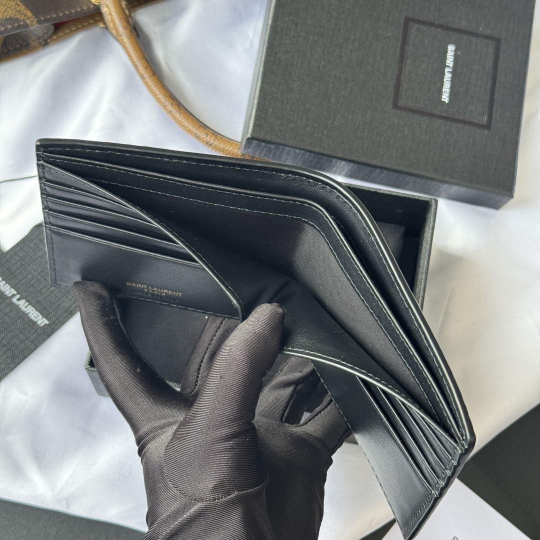 💰250💰 ysl 男士钱包 黑色鳄鱼纹
内里可放卡片 大钞  牛皮制作
MONOGRAM对折钱包，饰以金属YSL字母标志。内部：两个纸币隔层、八个卡片槽和两个票据隔层
型号：607727
尺寸：11*9.5*2.5cm